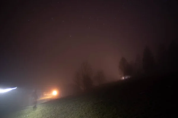 Сільський Будинок Тумані Вночі Карпатах — стокове фото