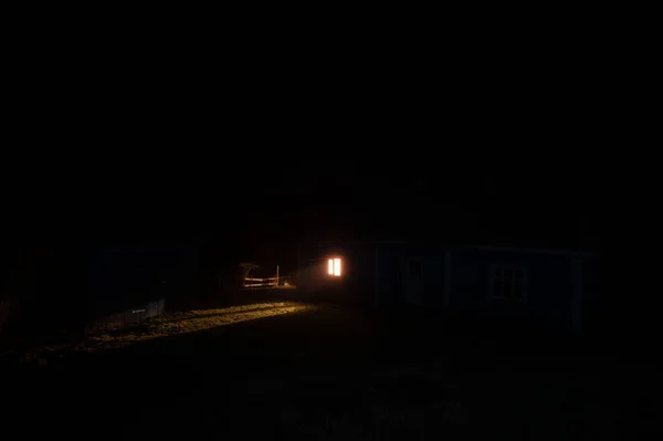 Світлові Промені Вікна Сільського Будинку Вночі Тумані Горах — стокове фото