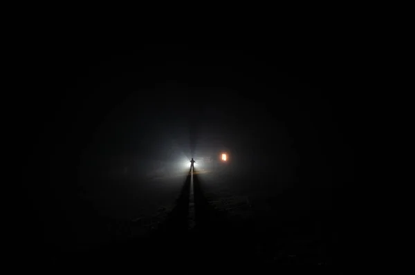 Силует Людини Тлі Променів Світла Тумані Горах — стокове фото