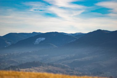 Sonbaharda sisli Ukrayna Karpatları