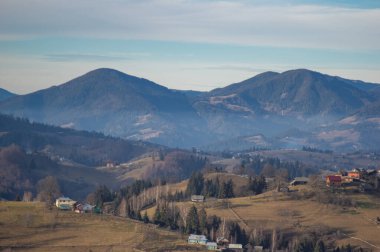 Sonbaharda sisli Ukrayna Karpatları