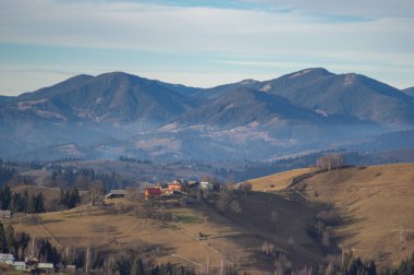 Sonbaharda sisli Ukrayna Karpatları