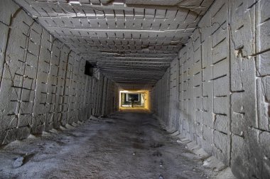 Ukrayna 'daki alçı taşı madeninde uzun bir tünel var.