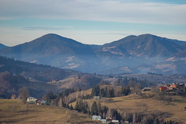 Sonbaharda sisli Ukrayna Karpatları