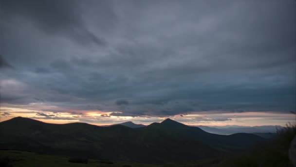 Bewolkte lucht in de bergen bij zonsondergang — Stockvideo