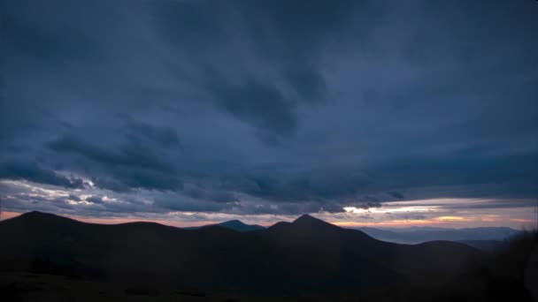 Céu nublado nas montanhas ao pôr do sol — Vídeo de Stock