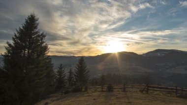 Zaman geçiyor, güneş dağın üzerinden batıyor.