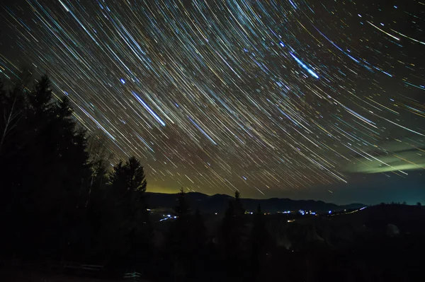 Gece Gökyüzünde Yıldız Izleri Karpatlar Ormanlarında — Stok fotoğraf