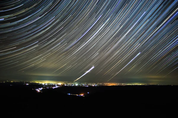 Trilhas Estrelas Céu Noturno Floresta Dos Cárpatos — Fotografia de Stock