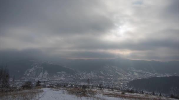 Bewölkter Wintertag in einem Dorf in den Karpaten — Stockvideo