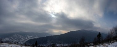 Karpatya dağlarında kışın bulutlu ve karlı bir gün