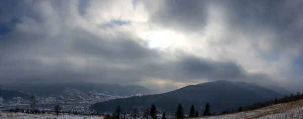 Molnig Och Snöig Dag Karpaterna Vintern — Stockfoto