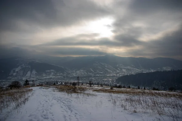 Karpatya Daki Dağ Köyünde Puslu Bir Kış Sabahı — Stok fotoğraf