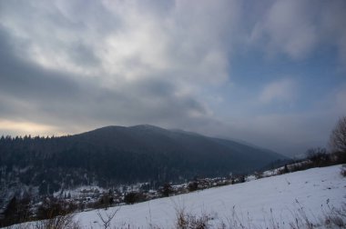 Kışın güzel kırsal alan Karpat Dağları