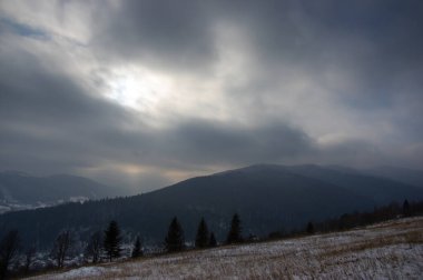 Kışın güzel kırsal alan Karpat Dağları