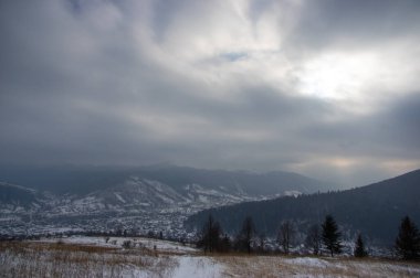 Kışın güzel kırsal alan Karpat Dağları