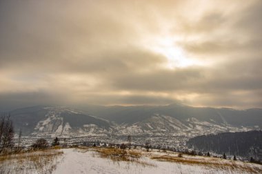 Kışın güzel kırsal alan Karpat Dağları