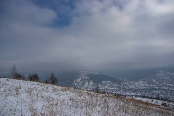 喀尔巴阡山脉冬季美丽的乡村风景 — 图库照片
