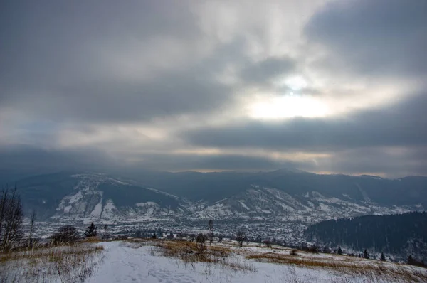 Kışın Güzel Kırsal Alan Karpat Dağları — Stok fotoğraf
