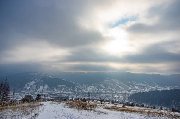 Kışın Güzel Kırsal Alan Karpat Dağları — Stok fotoğraf