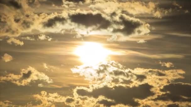 Schöner Zeitraffer, Wolken und Sonne am Himmel — Stockvideo