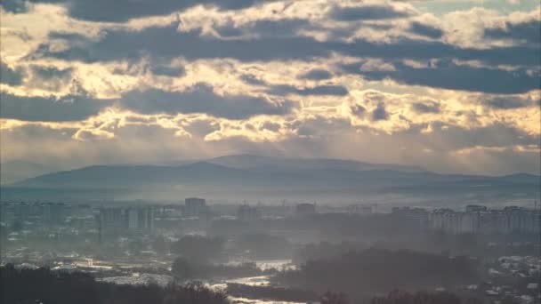 Hermoso timelapse, nubes sobre la ciudad de ivano-frankivsk en invierno — Vídeos de Stock