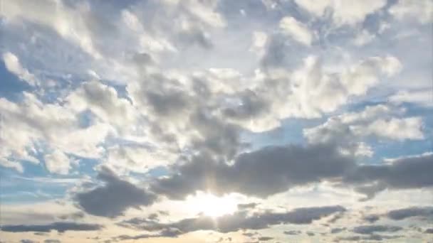 Güzel zaman dilimi, bulutlar ve gökyüzünde güneş — Stok video