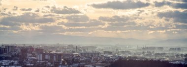 İvano-Frankivsk şehrinin panoraması bir kış günü sisli bir havada