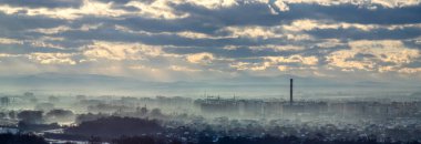 İvano-Frankivsk şehrinin panoraması bir kış günü sisli bir havada
