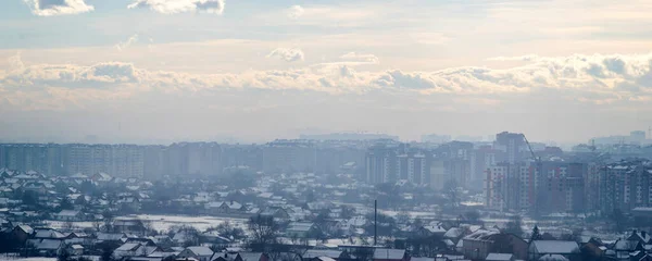 冬の日に霞の中のイヴァノフランキーフの街のパノラマ — ストック写真