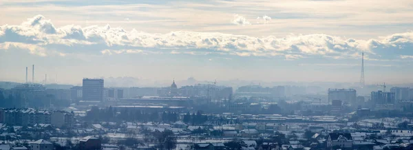 冬の日に霞の中のイヴァノフランキーフの街のパノラマ — ストック写真