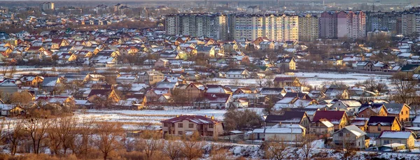 在冬日的薄雾中 伊凡诺 弗兰基夫斯克市的全景 — 图库照片