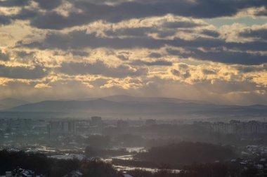 Kış günü sisli bir tepeden Avrupa kenti