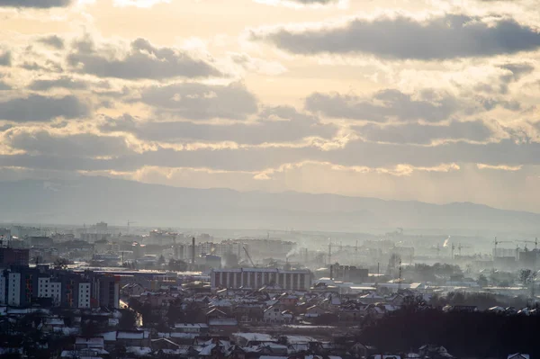 Ευρωπαϊκή Πόλη Από Ένα Ύψος Στο Νέφος Μια Χειμωνιάτικη Ημέρα — Φωτογραφία Αρχείου