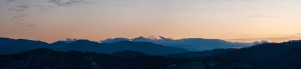 Panorama Silhueta Das Montanhas Dos Cárpatos Floresta Fundo Pôr Sol — Fotografia de Stock