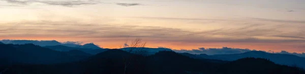 Panorama Siluety Karpatských Hor Lesa Pozadí Západu Slunce — Stock fotografie