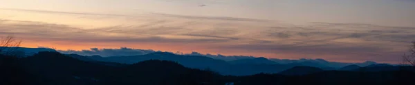 Panorama Der Silhouette Der Karpaten Und Des Waldes Vor Dem — Stockfoto