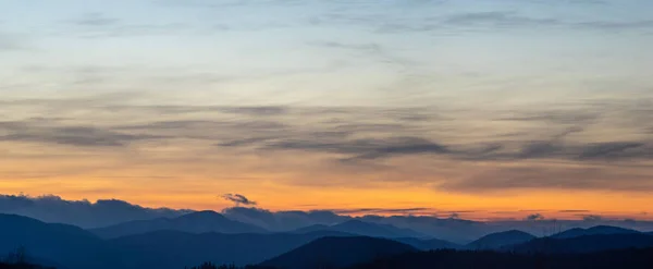 Panorama Silhouette Des Montagnes Carpates Forêt Sur Fond Coucher Soleil — Photo