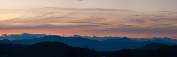 Panorama Sylwetki Karpackich Gór Lasów Tle Zachodu Słońca — Zdjęcie stockowe