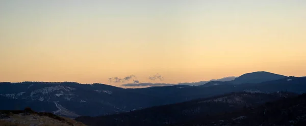 Panorama Siluetten Karpaterna Bergen Och Skogen Bakgrunden Solnedgången — Stockfoto