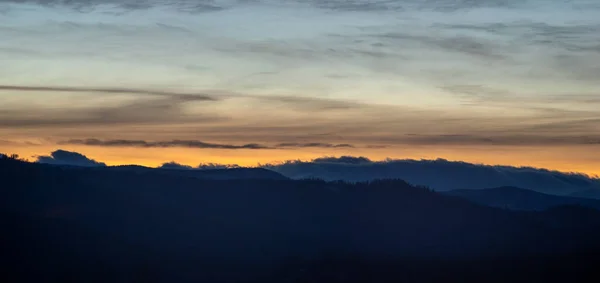Панорама Силуэта Карпатских Гор Леса Фоне Заката — стоковое фото