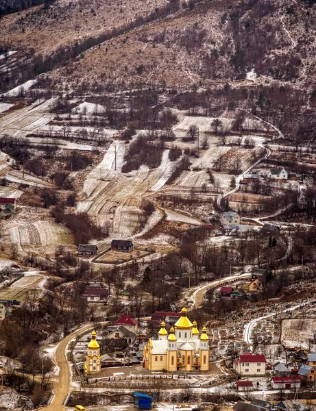 Kışın Karpat Dağlarındaki Bir Köyde Kilise — Stok fotoğraf