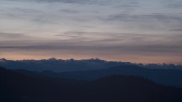 Zeitraffer, Silhouette der Berge bei Sonnenuntergang in den Karpaten — Stockvideo