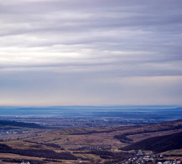 Ukrayna Karpatlarında Kışın Bulutlu Bir Gün — Stok fotoğraf