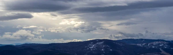 Dia Nublado Nos Cárpatos Ucranianos Inverno — Fotografia de Stock