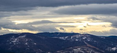 Güneş bulutların ardında, kışın Karpatlar 'da