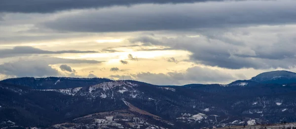 Solen Bakom Molnen Vintern Karpaterna — Stockfoto