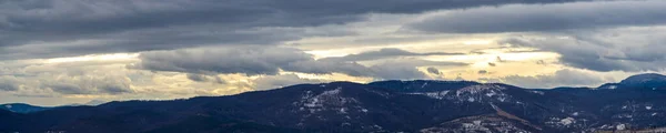 Nap Felhők Mögött Télen Kárpátok Hegyeiben — Stock Fotó