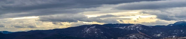 Sol Por Trás Das Nuvens Inverno Nas Montanhas Dos Cárpatos — Fotografia de Stock