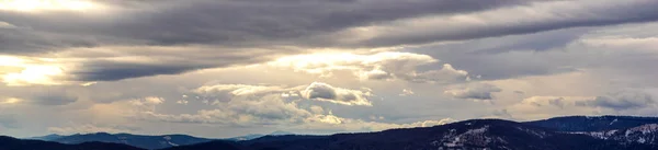 Zon Achter Wolken Winter Karpaten — Stockfoto